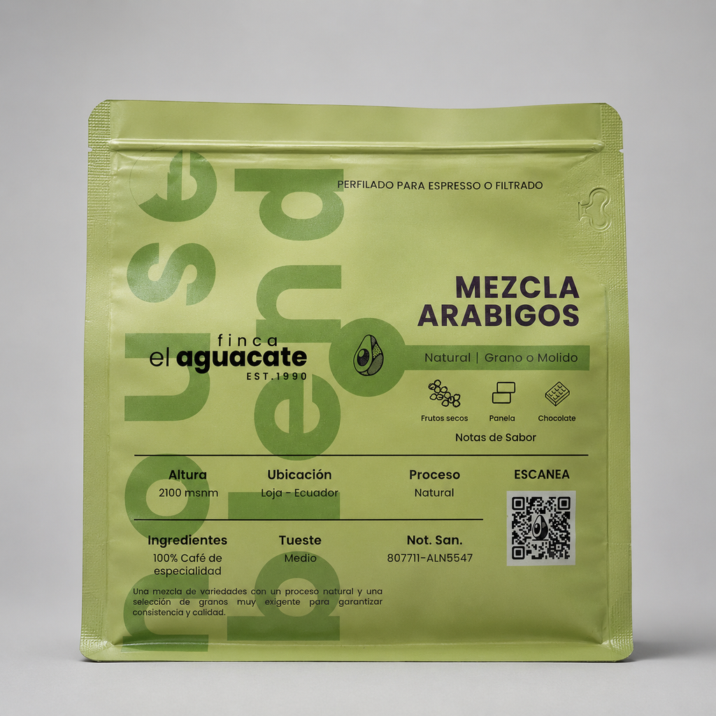 Empaque de Café El Aguacate House Blend, mezcla de arábigos de Loja, proceso natural, tueste medio, con notas a frutos secos, panela y chocolate.