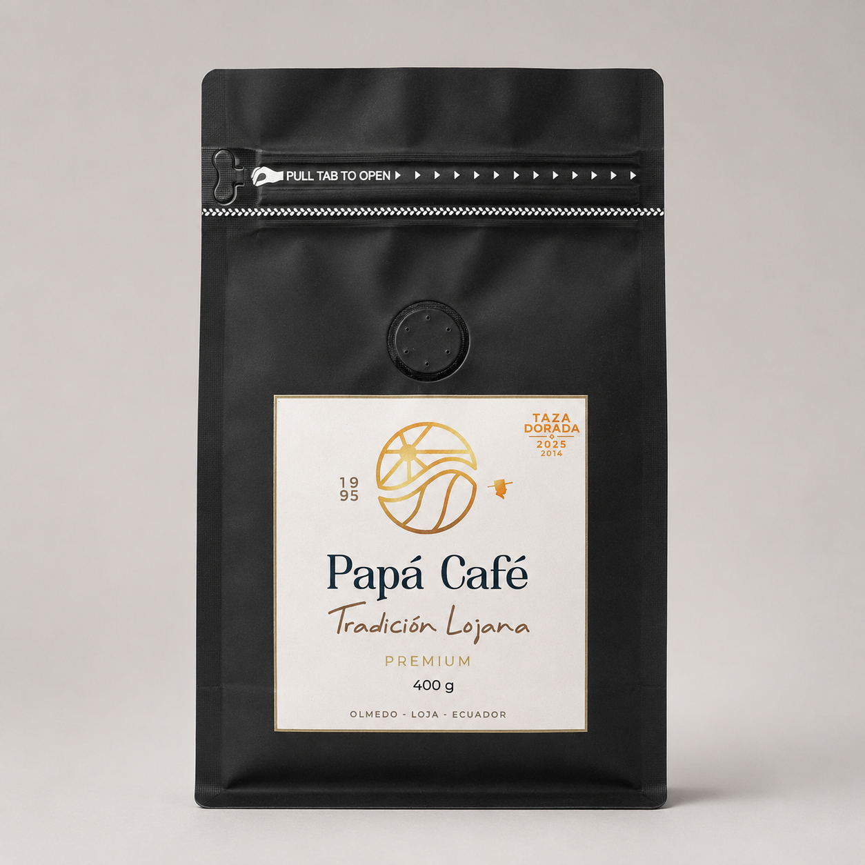 Bolsa frontal de Papá Café Tradición Lojana Premium, café ecuatoriano de Olmedo, Loja, presentación de 400 g y empaque negro con válvula.