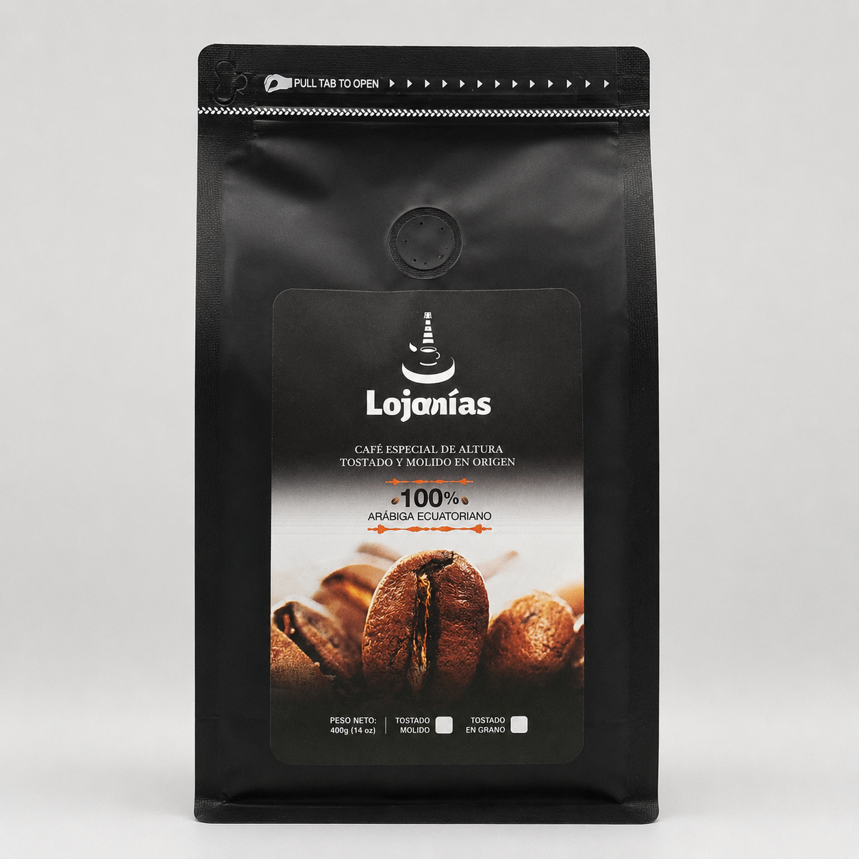 Bolsa de Café Lojanías Especial de 400 g vista en ángulo, con empaque negro, válvula de frescura y diseño de granos de café.