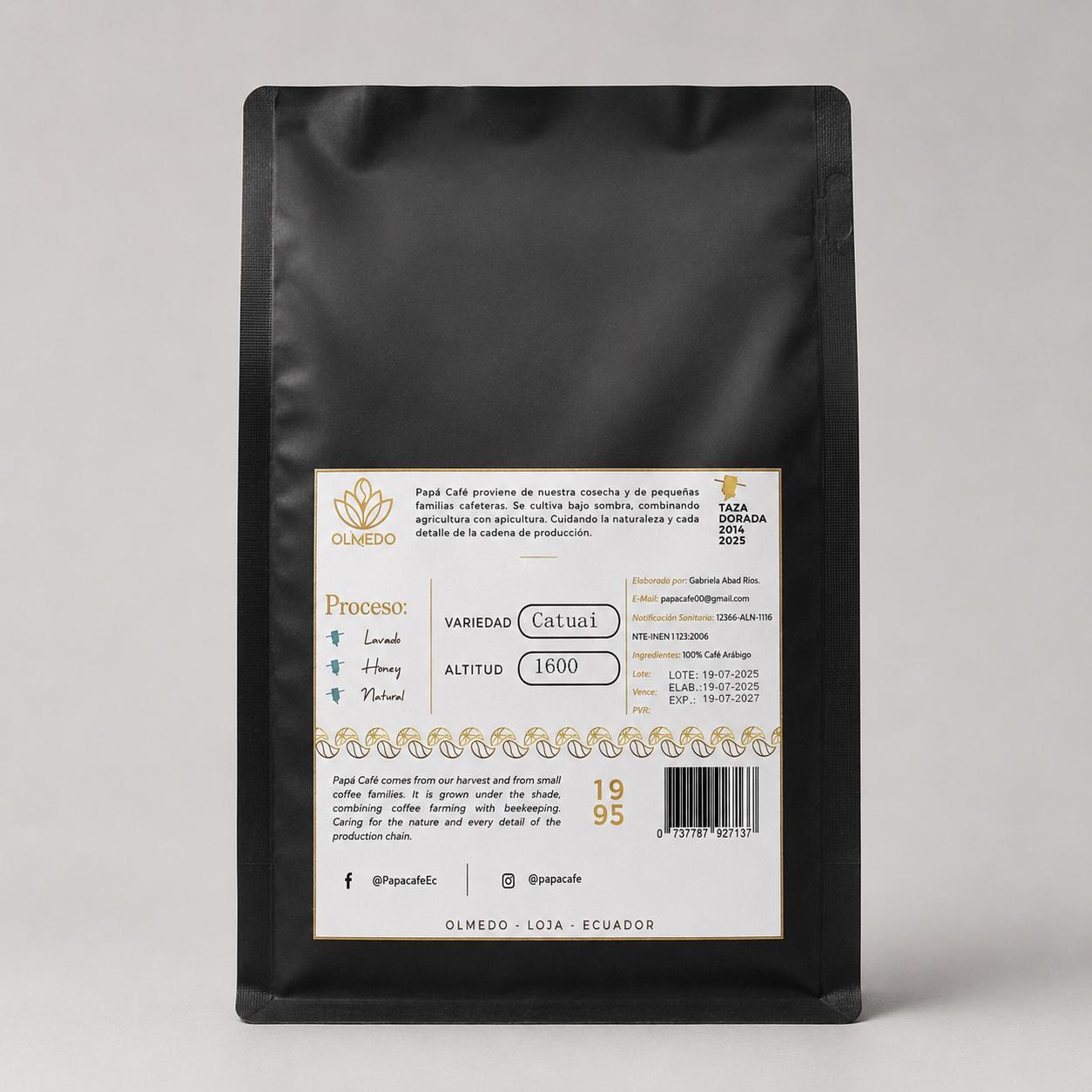 Parte posterior de Papá Café Premium, variedad Catuai cultivada a 1.600 msnm, con información de origen, productor, procesos, registro sanitario y código de barras.