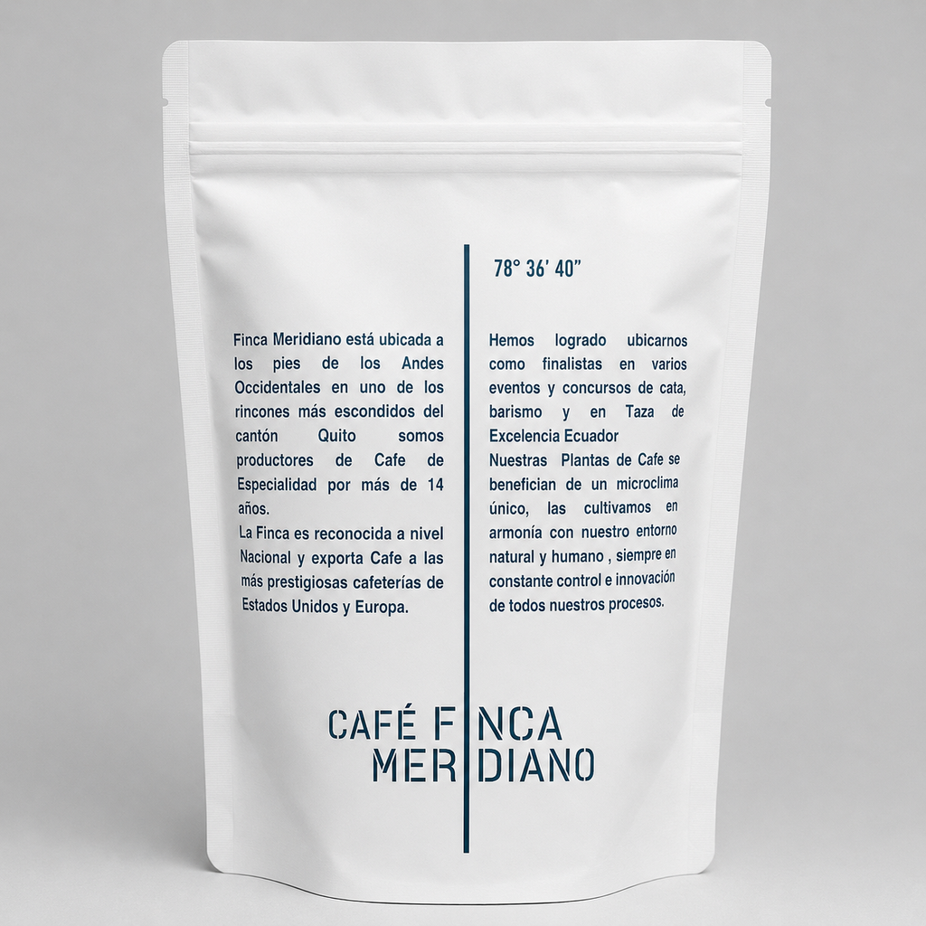 Parte posterior de la bolsa de Café Finca Meridiano, con información sobre la finca, su producción de café de especialidad y reconocimientos nacionales e internacionales.