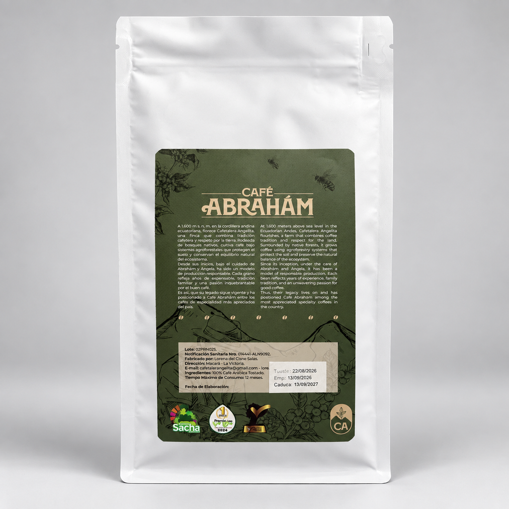 Vista posterior de la bolsa de Café Abrahám Bourbon Catuaí de 400 g, café de especialidad 100 % Arábica cultivado en Mácara, Loja, Ecuador. La etiqueta incluye la historia del productor, información de trazabilidad, lote, fechas de tueste y caducidad, certificaciones y reconocimientos.