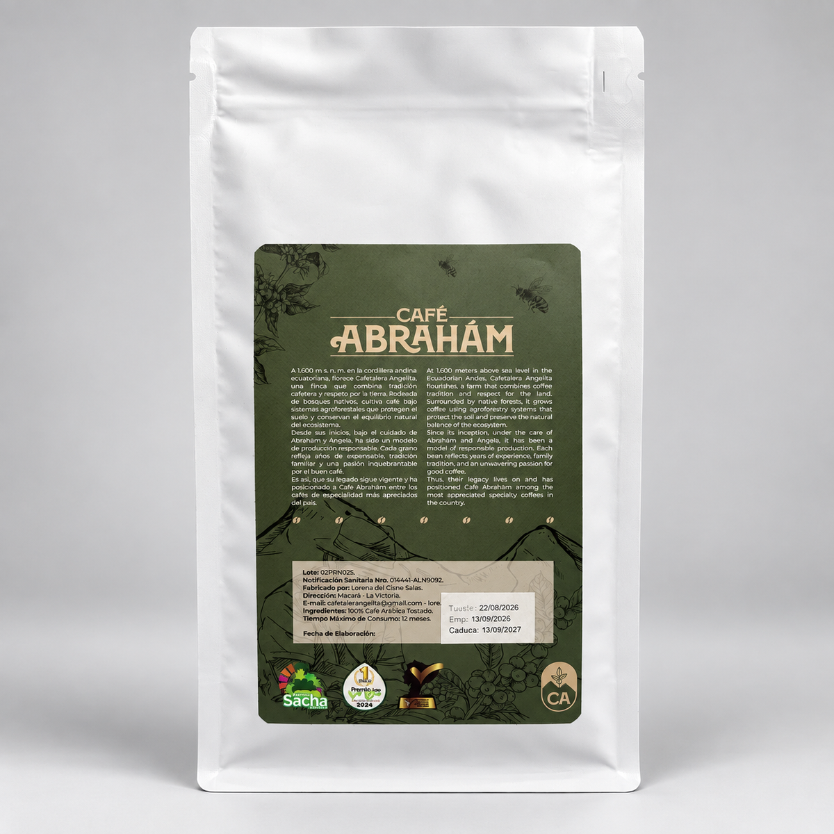 Vista posterior de la bolsa de Café Abrahám Bourbon Catuaí de 400 g, café de especialidad 100 % Arábica cultivado en Mácara, Loja, Ecuador. La etiqueta incluye la historia del productor, información de trazabilidad, lote, fechas de tueste y caducidad, certificaciones y reconocimientos.