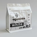 Bolsa de café de especialidad El Aguacate White 400g con válvula desgasificadora sobre mesa de madera