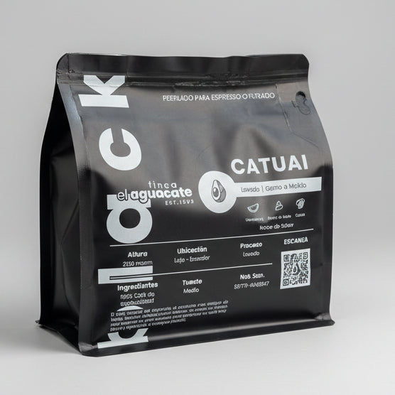 Parte posterior del café Catuai Finca El Aguacate Black con información de origen Loja Ecuador y notas de sabor mandarina dulce de leche y cacao