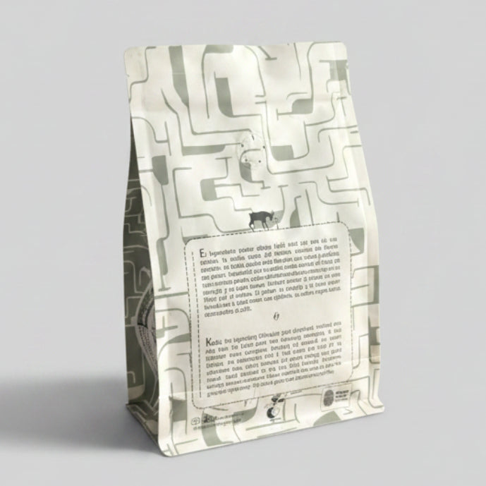 Reverso del empaque Cabra Negra Full City Plus – diseño geométrico con descripción del café blend ecuatoriano de tueste oscuro